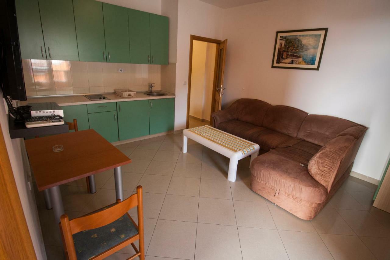 Apartments Knezovic Carnac Ngoại thất bức ảnh